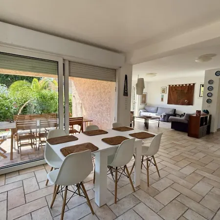 Charming House With Balcony And Garden Tatil Evi