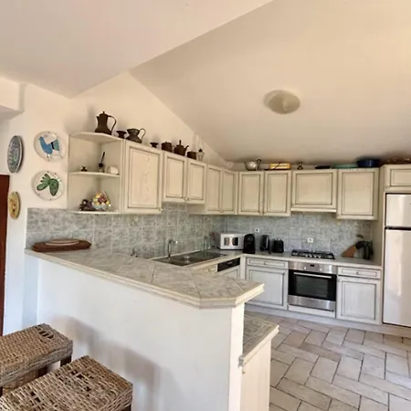 בית נופש Charming House With Balcony And Garden *