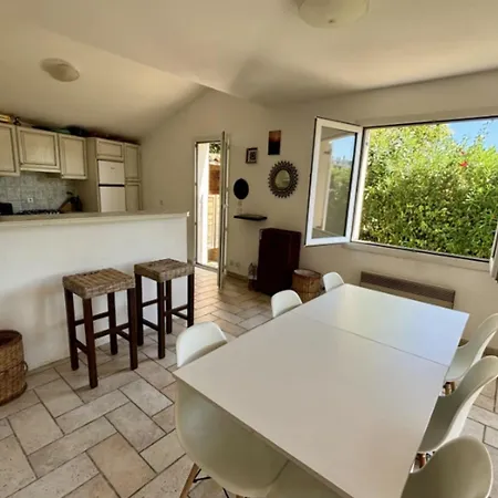 Charming House With Balcony And Garden Ferienhaus