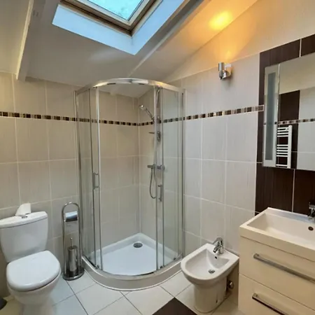 בית נופש Charming House With Balcony And Garden *
